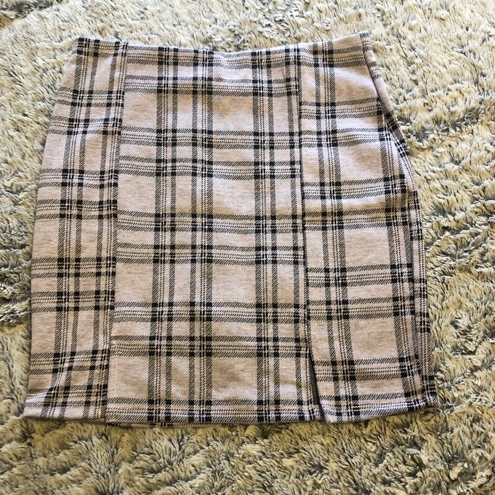gently used, no stains, no holes it’s has to slit on the bottom of the skirt